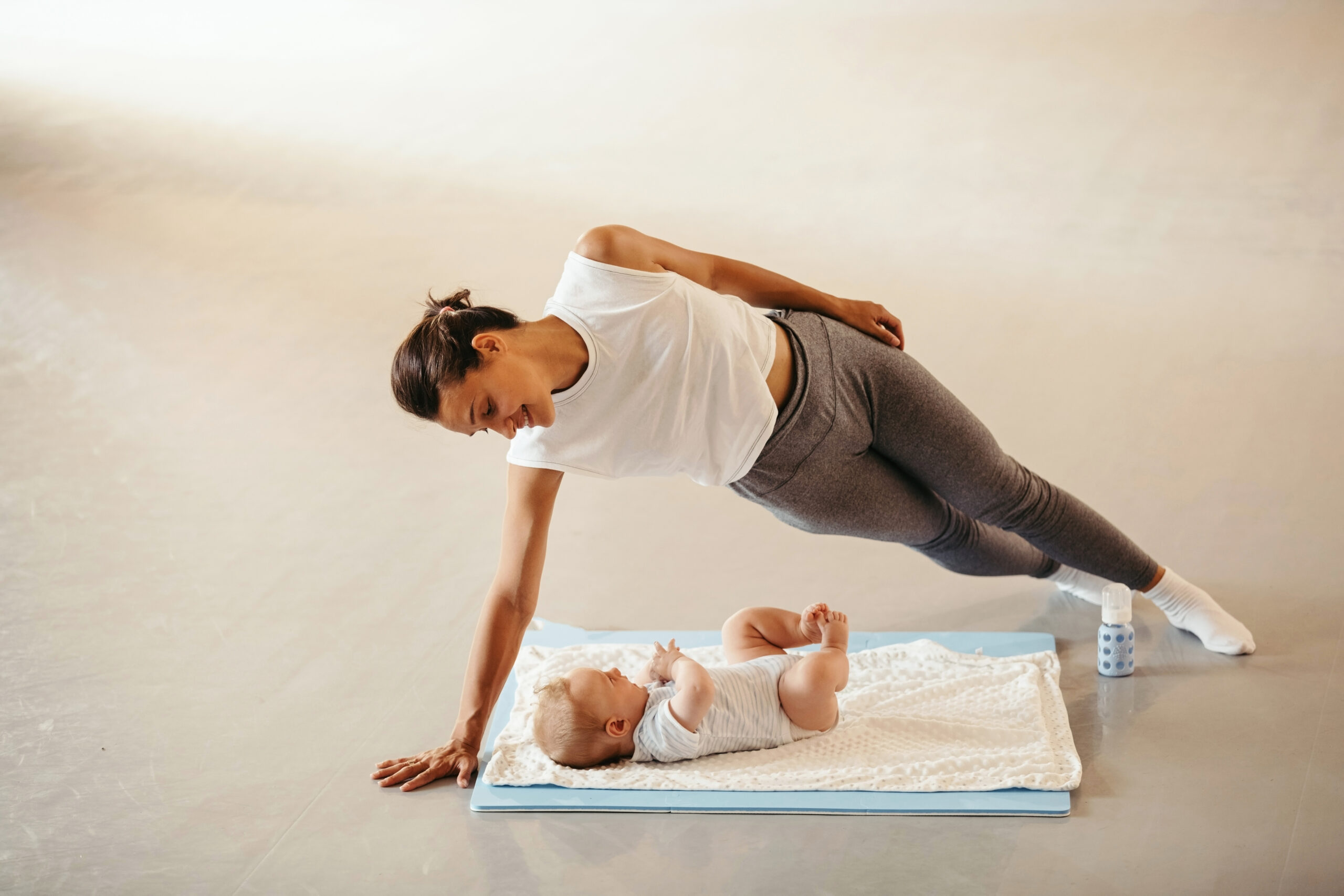 Madre entrenando durante el postparto